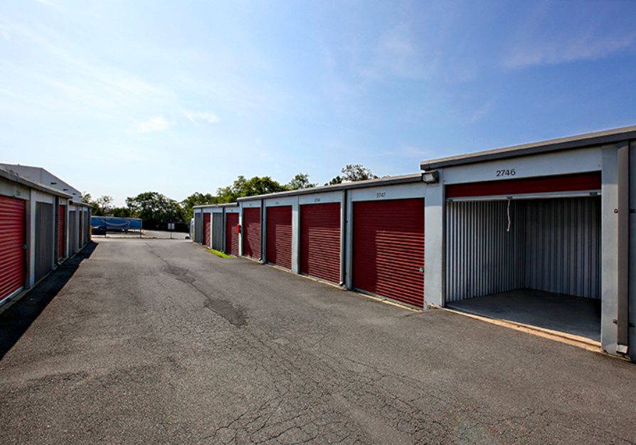 Drive-up units at Self Storage Plus in Gude.